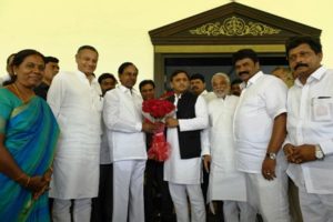 Akhilesh Yadav Addressing Press Conference with Telangana CM KCR at Hyderabad (1)