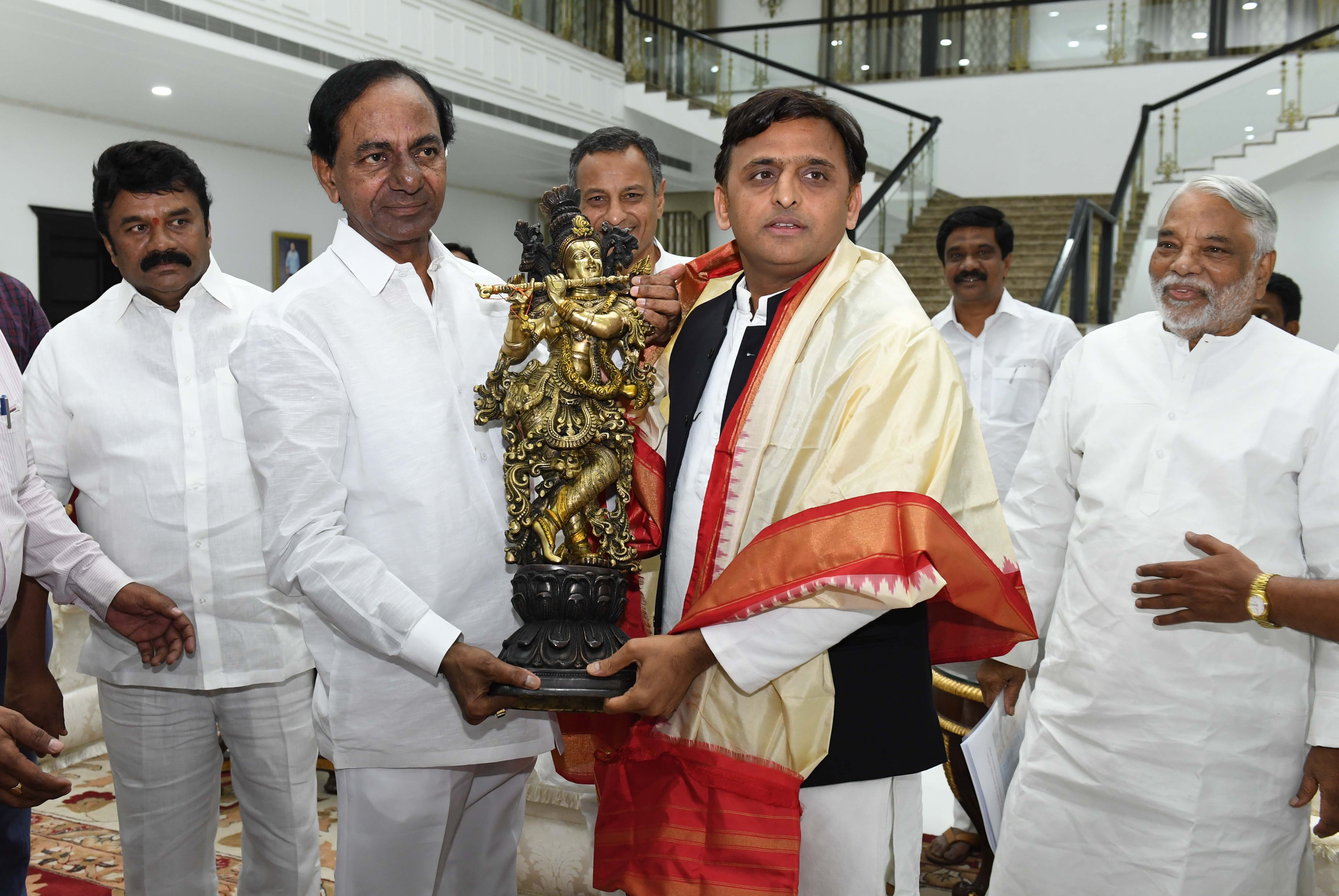 Akhilesh Yadav Addressing Press Conference with Telangana CM KCR at Hyderabad (17)