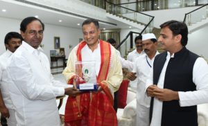 Akhilesh Yadav Addressing Press Conference with Telangana CM KCR at Hyderabad (18)