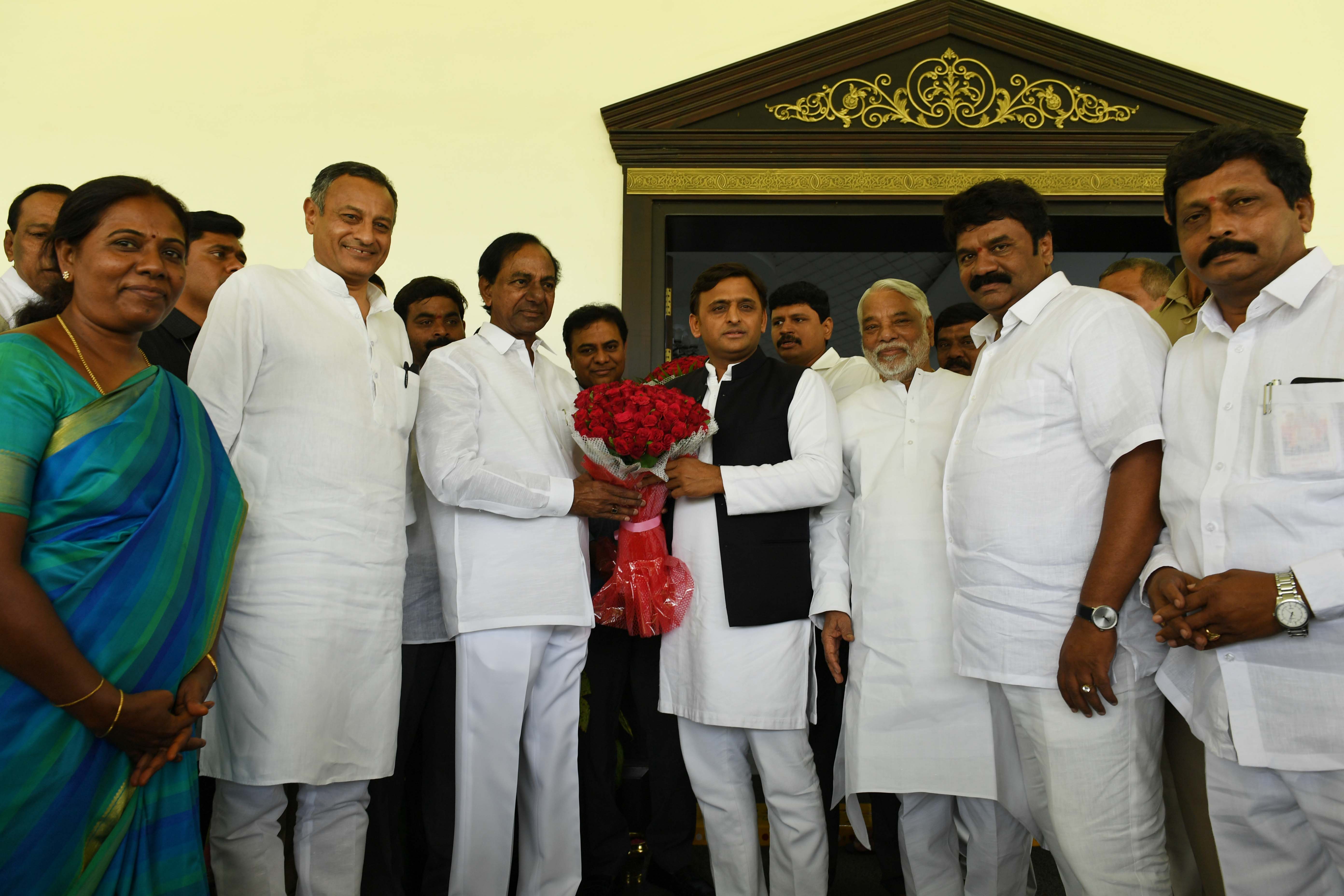 Akhilesh Yadav Addressing Press Conference with Telangana CM KCR at Hyderabad (2)