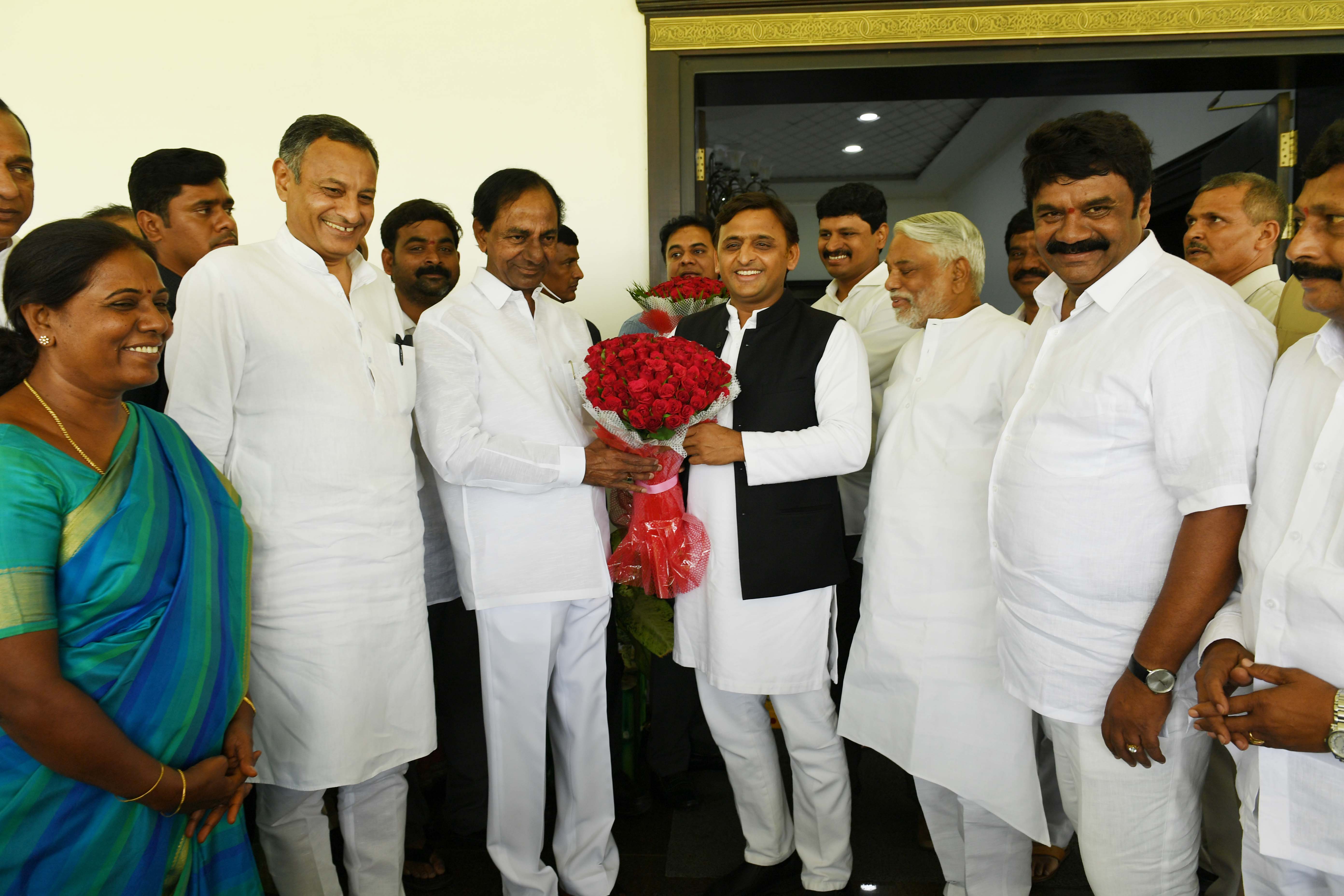 Akhilesh Yadav Addressing Press Conference with Telangana CM KCR at Hyderabad (3)