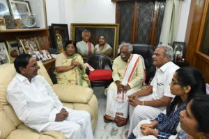 KCR visited the residence of Bandaru Dattatreya MP and expressed his condolences on the demise of his son Bandaru Vaishnav (7)