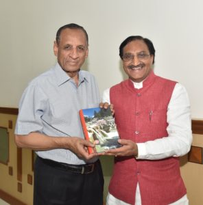 Ramesh Pokhariyal Nishank, Former Chief Minister, Uttarakhand met Hon'ble Governor E.S.L. Narasimhan (1)