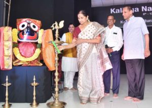 Governor E.S.L. Narasimhan participated in Annual Dance Festival Natyotsav 2018 organised by Kalinga Cultural Trust (5)