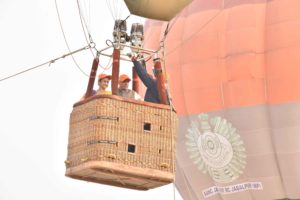 Governor E.S.L. Narasimhan and Vimala Narasimhan participated in the Army's Hot Air Ballooning Expedition J&K to Kanyakumari (11)