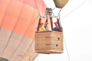 Governor E.S.L. Narasimhan and Vimala Narasimhan participated in the Army's Hot Air Ballooning Expedition J&K to Kanyakumari (12)