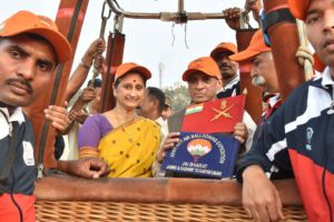 Governor E.S.L. Narasimhan and Vimala Narasimhan participated in the Army's Hot Air Ballooning Expedition J&K to Kanyakumari (13)