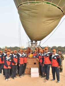 Governor E.S.L. Narasimhan and Vimala Narasimhan participated in the Army's Hot Air Ballooning Expedition J&K to Kanyakumari (14)