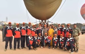 Governor E.S.L. Narasimhan and Vimala Narasimhan participated in the Army's Hot Air Ballooning Expedition J&K to Kanyakumari (15)