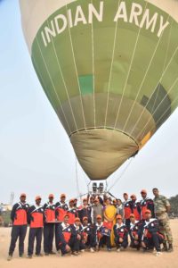 Governor E.S.L. Narasimhan and Vimala Narasimhan participated in the Army's Hot Air Ballooning Expedition J&K to Kanyakumari (2)