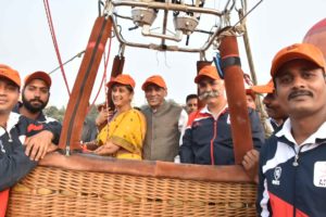 Governor E.S.L. Narasimhan and Vimala Narasimhan participated in the Army's Hot Air Ballooning Expedition J&K to Kanyakumari (8)