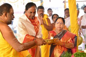 CM KCR Third day SahasraChandiYagam at Yerravalli, Farm House (2)