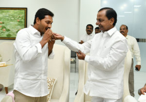 Jagan Mohan Reddy YSRCP Legislature Party leader called on CM KCR along with his wife in Pragathi Bhawan (10)