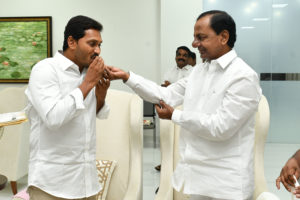 Jagan Mohan Reddy YSRCP Legislature Party leader called on CM KCR along with his wife in Pragathi Bhawan (11)