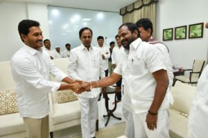 Jagan Mohan Reddy YSRCP Legislature Party leader called on CM KCR along with his wife in Pragathi Bhawan (13)