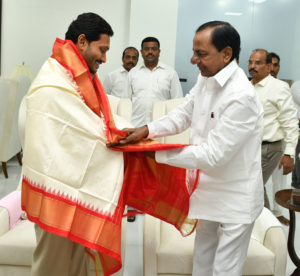 Jagan Mohan Reddy YSRCP Legislature Party leader called on CM KCR along with his wife in Pragathi Bhawan (14)