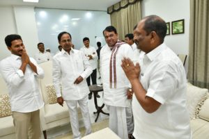 Jagan Mohan Reddy YSRCP Legislature Party leader called on CM KCR along with his wife in Pragathi Bhawan (14)