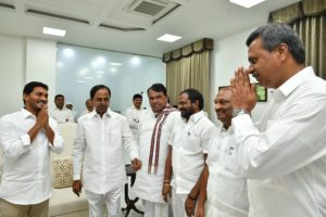 Jagan Mohan Reddy YSRCP Legislature Party leader called on CM KCR along with his wife in Pragathi Bhawan (15)