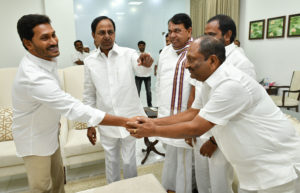 Jagan Mohan Reddy YSRCP Legislature Party leader called on CM KCR along with his wife in Pragathi Bhawan (3)