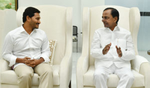 Jagan Mohan Reddy YSRCP Legislature Party leader called on CM KCR along with his wife in Pragathi Bhawan (6)