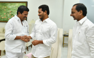 Jagan Mohan Reddy YSRCP Legislature Party leader called on CM KCR along with his wife in Pragathi Bhawan (7)