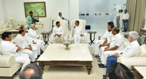 Jagan Mohan Reddy YSRCP Legislature Party leader called on CM KCR along with his wife in Pragathi Bhawan (8)