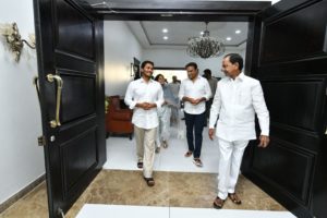 Jagan Mohan Reddy YSRCP Legislature Party leader called on CM KCR along with his wife in Pragathi Bhawan (8)