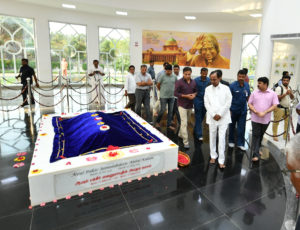 KCR Paid floral tributes to Late A. P. J. Abdul Kalam (7)