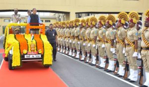 Governor ESL Narasimhan Given Warm Send off From Begumpet Airport (2)