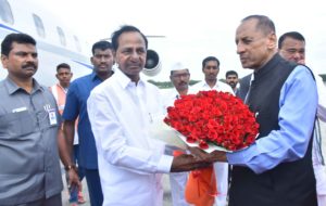 Governor ESL Narasimhan Given Warm Send off From Begumpet Airport (6)