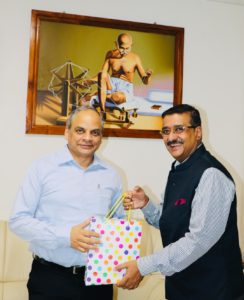 Sri B P Acharya, IAS, Spl. Chief Secretary to Govt & DG of the Institute presenting a memento to Sri Pravin Srivastava, ISS, Secretary to Govt of India, MoSPI & Chief Statician of India