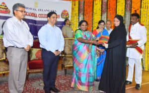 Hon’ble Governor, Dr. Tamilisai Soundararajan, distributed sarees to woman employees and spouses (12)