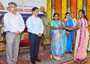 Hon’ble Governor, Dr. Tamilisai Soundararajan, distributed sarees to woman employees and spouses (2)