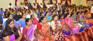 Hon’ble Governor, Dr. Tamilisai Soundararajan, distributed sarees to woman employees and spouses (5)