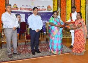 Hon’ble Governor, Dr. Tamilisai Soundararajan, distributed sarees to woman employees and spouses (6)