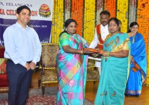 Hon’ble Governor, Dr. Tamilisai Soundararajan, distributed sarees to woman employees and spouses (8)