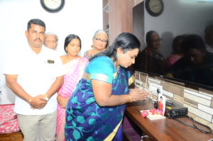 Governor Dr Tamilisai Soundararajan Visits House of Dr Priyanka Reddy & Consoled Bereaved Family Members (3)