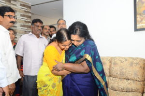 Governor Dr Tamilisai Soundararajan Visits House of Dr Priyanka Reddy & Consoled Bereaved Family Members (5)