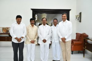 On the New Year’s Day, Several Prominent Personalities Called on CM KCR at Pragati Bhavan (6)
