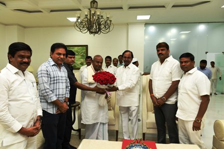 Former PM H. D. Deve Gowda Meets Telangana CM KCR at Pragathi Bhavan