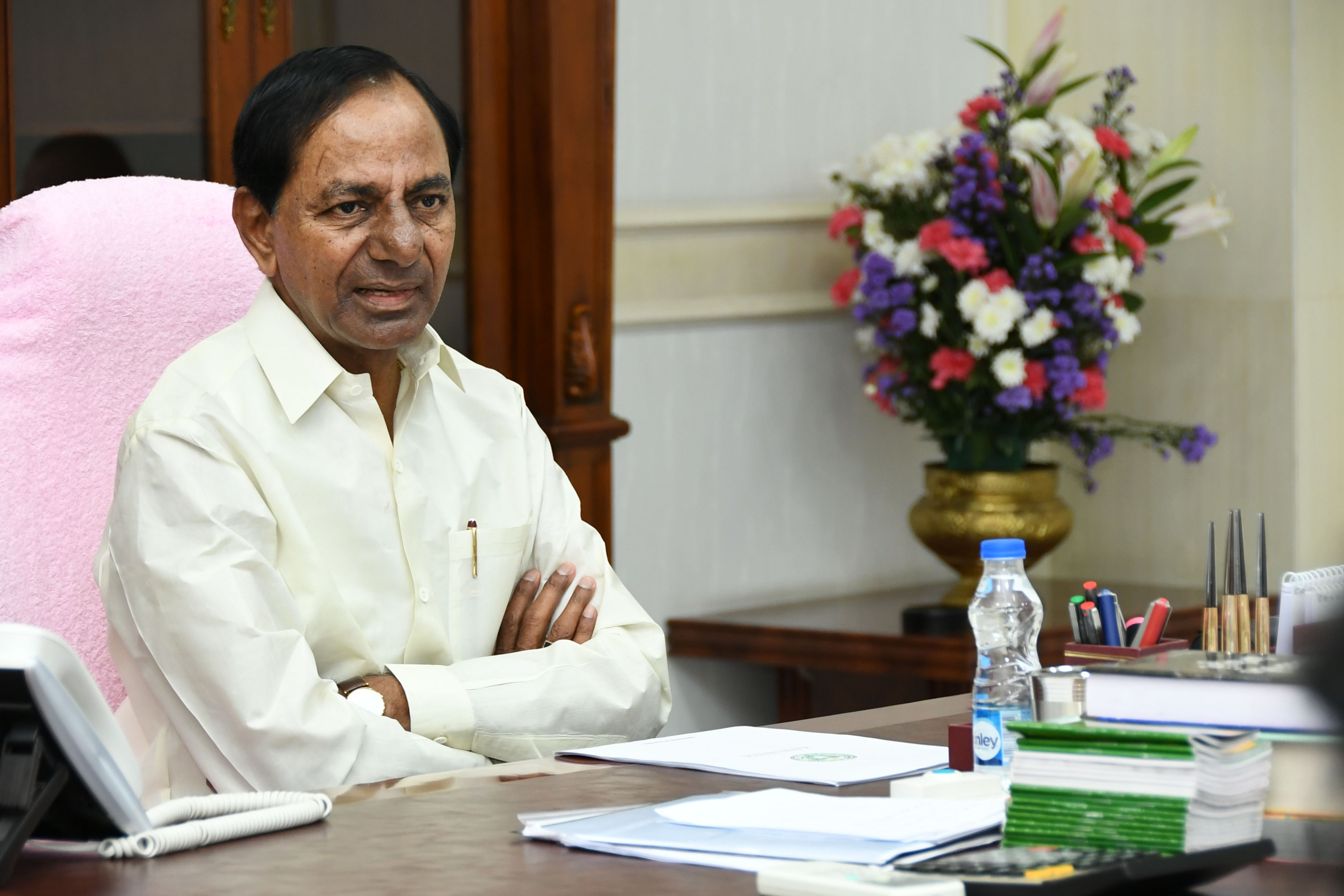 Telangana CM KCR called Y.S. Jagan over telephone & enquired about his health and elicited information on Attack on him