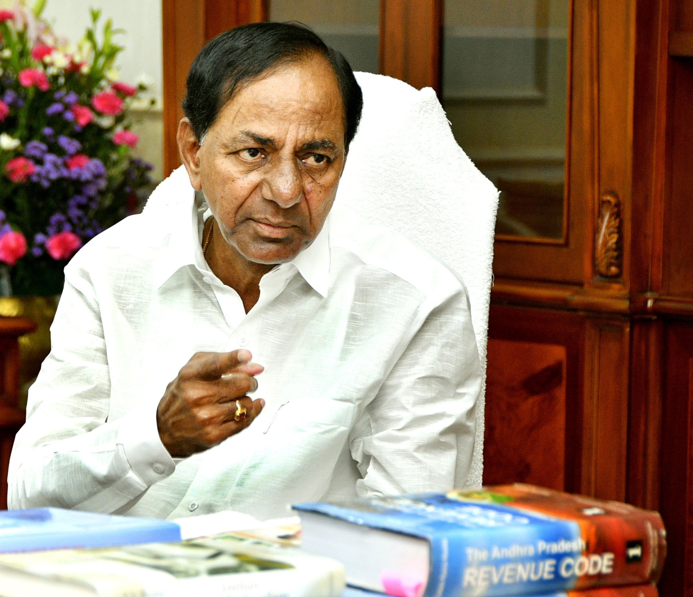 CM KCR Instructs officials to be alert over Maintaininge Kaleswaram project Barrages